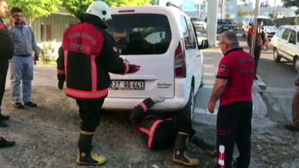 Otomobilin altına giren kediyi yakalamak için her yolu denediler