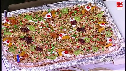 عمرو أديب يحتفل بعيد ميلاده بفطيرة عملاقة