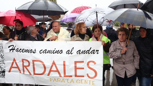 Unas 200 personas de pueblos afectados por inundaciones cortan carretera para exigir ayudas