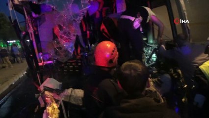 Yolcu otobüsü tıra çarptı: 1 ölü, 17 yaralı