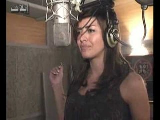 إيلاف ترافق أمل بوشوشة خلال تسجيل أولى أغنياتها (1/2)