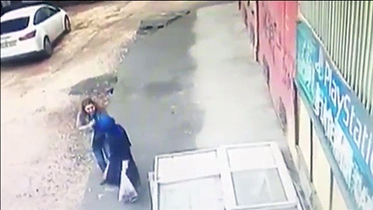 Noticia | El derrumbe de una acera en Turquía deja dos mujeres heridas
