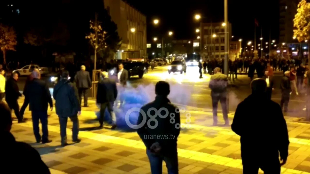 Ora News - Kukës, protestuesit hedhin tymuese drejt kryeministrit Rama
