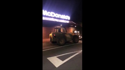 Quand tu passes récupérer ton burger en tracteur