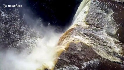 Download Video: Plongeon en Kayak dans une cascade de 33m de haut !