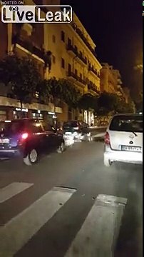 Micro averse de pluie d'1m de large en pleine ville ! Pluie trop bizarre !