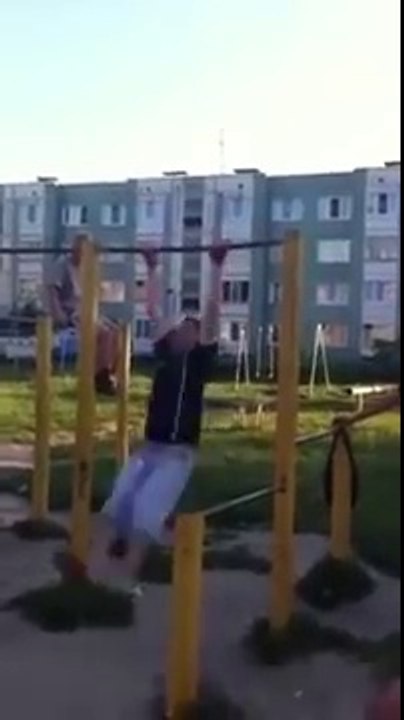 Il se casse les bras en terminant un tour à la barre fixe.. dans le mauvais sens !