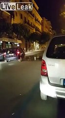 Fascinant : une averse de pluie juste sur 1 mètre de large intrigue les passants !