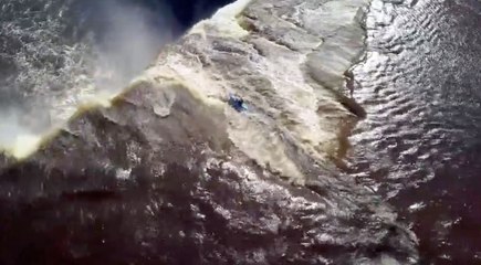 Ce kayakiste défie la mort en plongeant dans une cascade gigantesque !