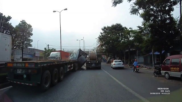 2 rouleaux d'acier mal sanglés à la remorque détruisent un camion. Impressionnant