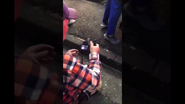 Cet homme est surpris en train de prendre en photo les culottes des filles durant Halloween (Japon)