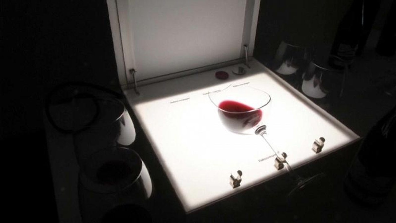 Die Lightbox guckt ganz tief in den Wein