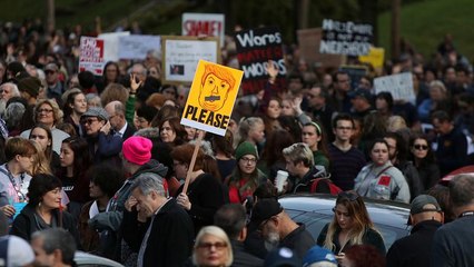 احتجاجات ولافتات تستقبل ترامب أثناء زيارته بيتسبرغ لتقديم التعازي في ضحايا المعبد اليهودي