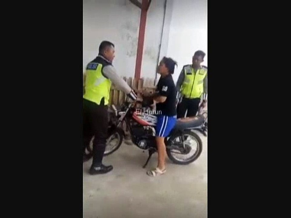 Emak Emak MENGAMUK Terus  MEMUKUL PETUGAS SAAT AKAN DI TILANG