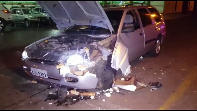 Adolescente se fere em colisão envolvendo três veículos