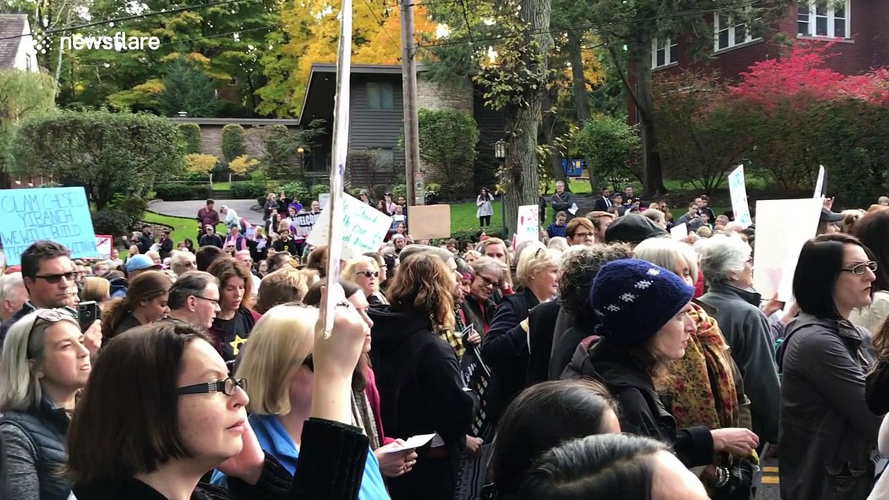 Crowd sings Hebrew songs in peaceful protest in wake of Pittsburgh synagogue massacre