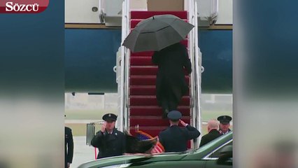 Trump yine güldürdü: Şemsiyeyi kapatamayınca...
