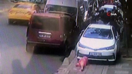 Tamirci adam çekiciden düşen araçla minibüs arasında kaldı...O anlar kamerada