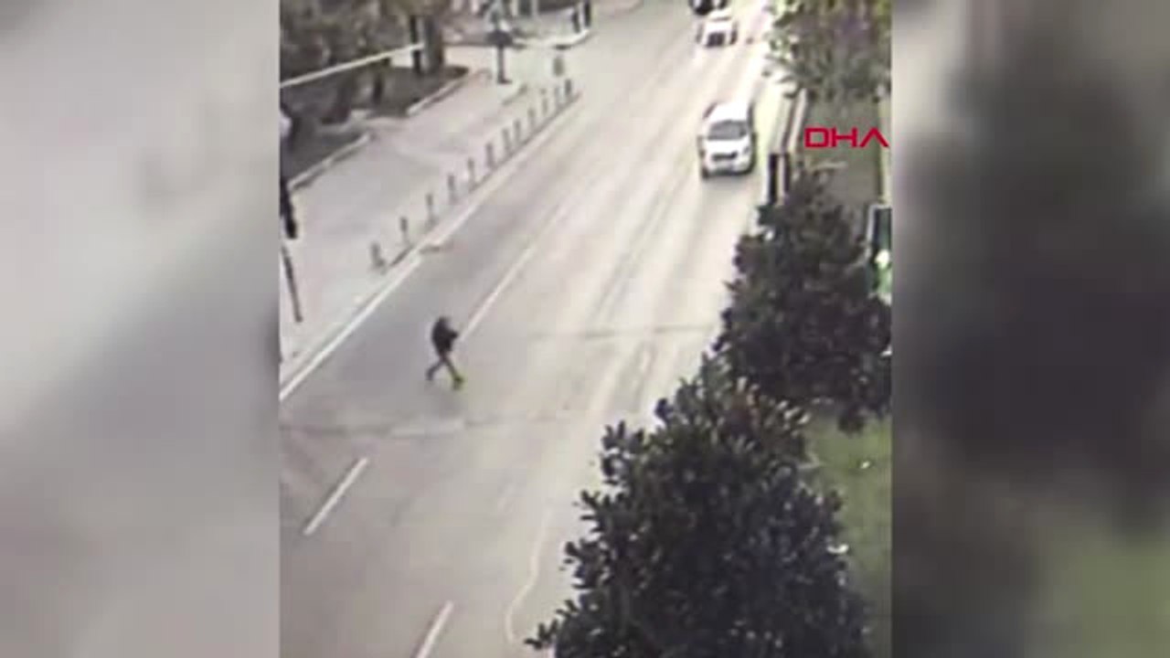 İstanbul Kırmızı Işıkta Geçince Otomobil Çarptı