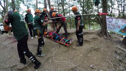 Kanyondaki çöpleri görünce eğitimi kesip temizlik yaptılar