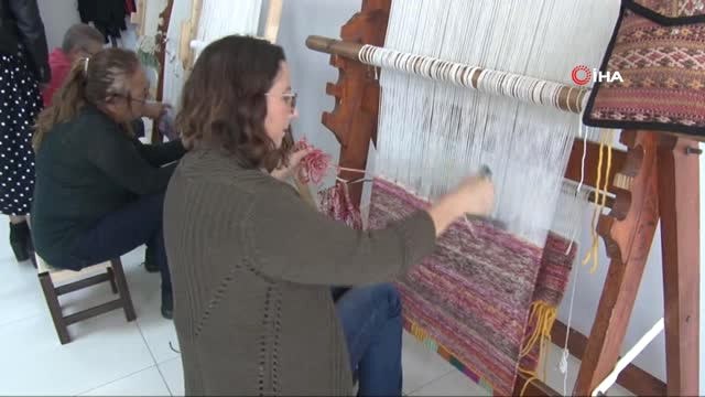 El Halı Dokumacılığı Ev Hanımlarına Gelir Kapısı Oldu