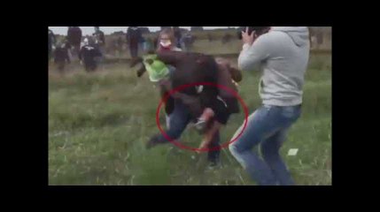 Une opératrice de télévision donne des coups de pied à des migrants720, Mp4