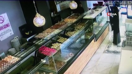 Pastaneye giren çarşaflı kadının tırnakçılık yapması kamerada