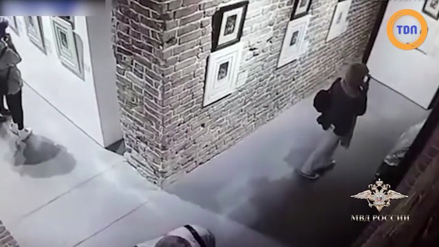 Elle fait tomber 2 oeuvres de Dali en prenant un selfie