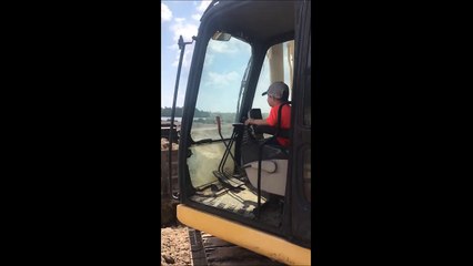 Cet ouvrier laisse son fils de 5 ans conduire sa pelleteuse... Le rêve de tout enfant!