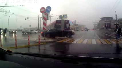 Un automobiliste coupe la priorité à un bus et va le regretter