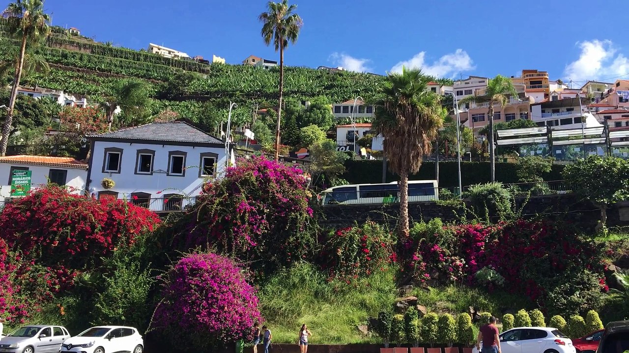 Ilha da Madeira com suas piscinas da água do mar- Lá Vai Maria -Portugal