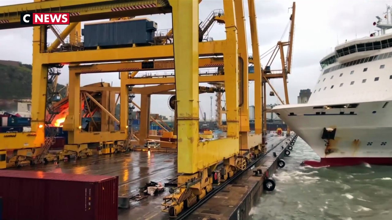 Un bateau percute une grue dans le port de Barcelone