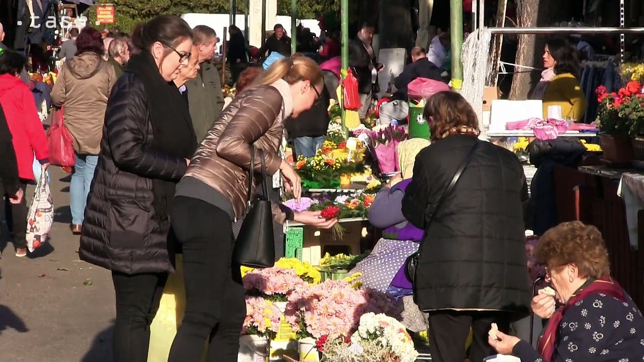 BRATISLAVA: Ľudia kupujú kvety a kytice pred Sviatkom všetkých svätých