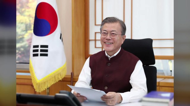 문 대통령 모디 총리, 멋진 인도 전통의상 선물 / YTN