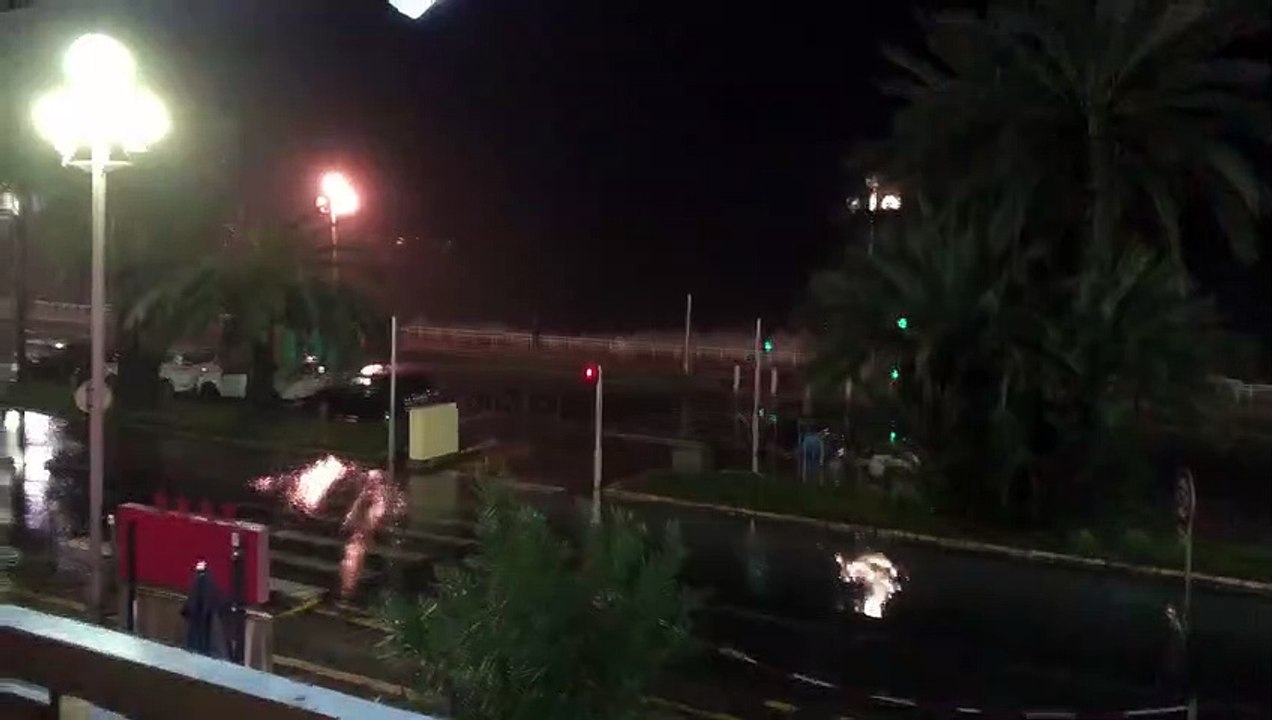 Un homme reste trop près de la mer très agitée et se fait emporter par une vague à Nice