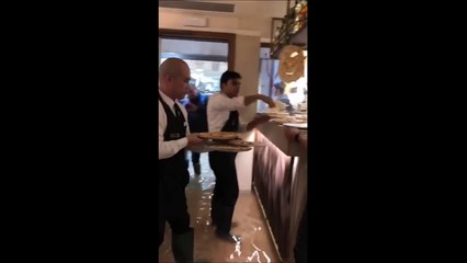 À Venise, ce restaurant continue de servir ses pizzas malgré les inondations
