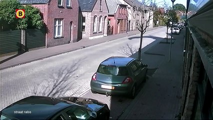 Un parachutiste se rate et atterrit comme il peut dans une rue d'un petit village