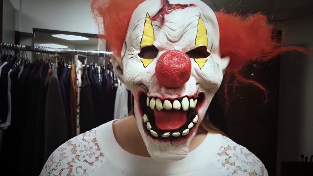 Halloween : Cyril Hanouna et les chroniqueurs de TPMP piégés par un clown en coulisses ! (exclu vidéo)