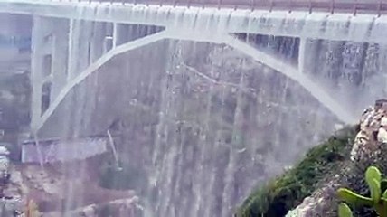 Italie  un pont transformé en cascade deau à Gagliano