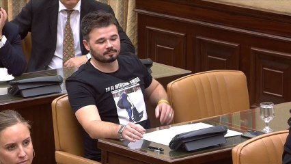Rufián y Villalobos se enzarzan en el Congreso.