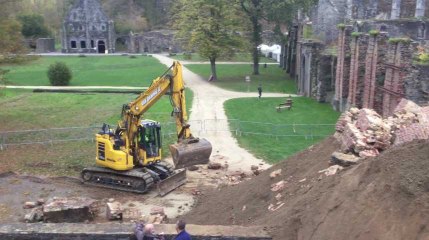 Effondrement volontaire à l'abbaye de Villers: le pan de mur fragilisé abattu sur un lit de terre