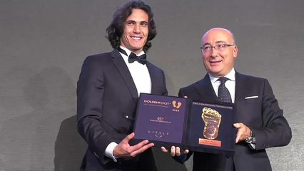 شاهد: مراسم تتويج كافاني بجائزة القدم الذهبية