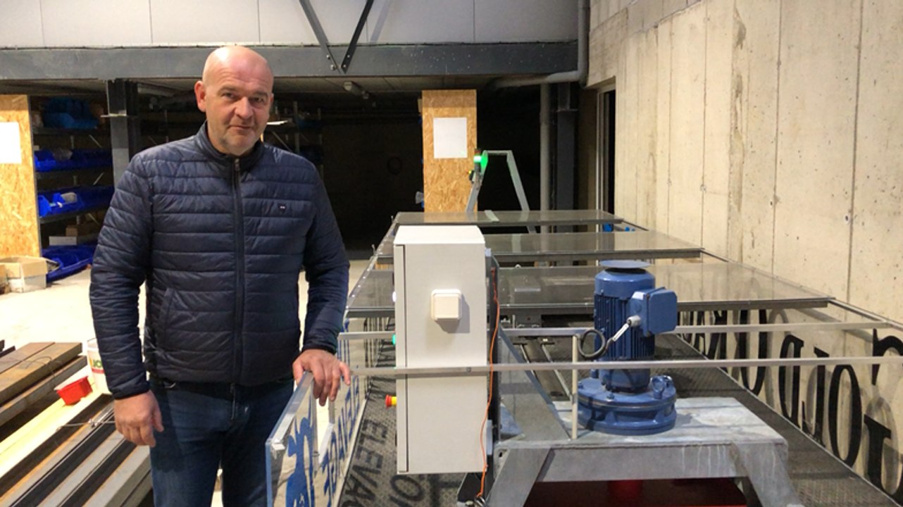 Olivier Ferron présente son invention, le Gold ‘O’ racle : un racleur à fumier électrique.