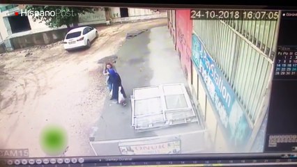 El suelo se tragó a dos mujeres que caminaban por una calle de Turquía