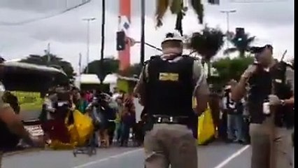 Ué! Cade a resistência? Cenas lindas da "resistência"tomando  borrachada e gás na cara na porta da UFMG.