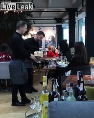 Ces serveurs vident les plats sur 2 clientes insupportables !