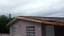 Lonas são distribuídas em casa destelhada