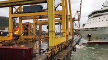 Un ferry fait basculer une grue dans le port de Barcelone (Espagne)