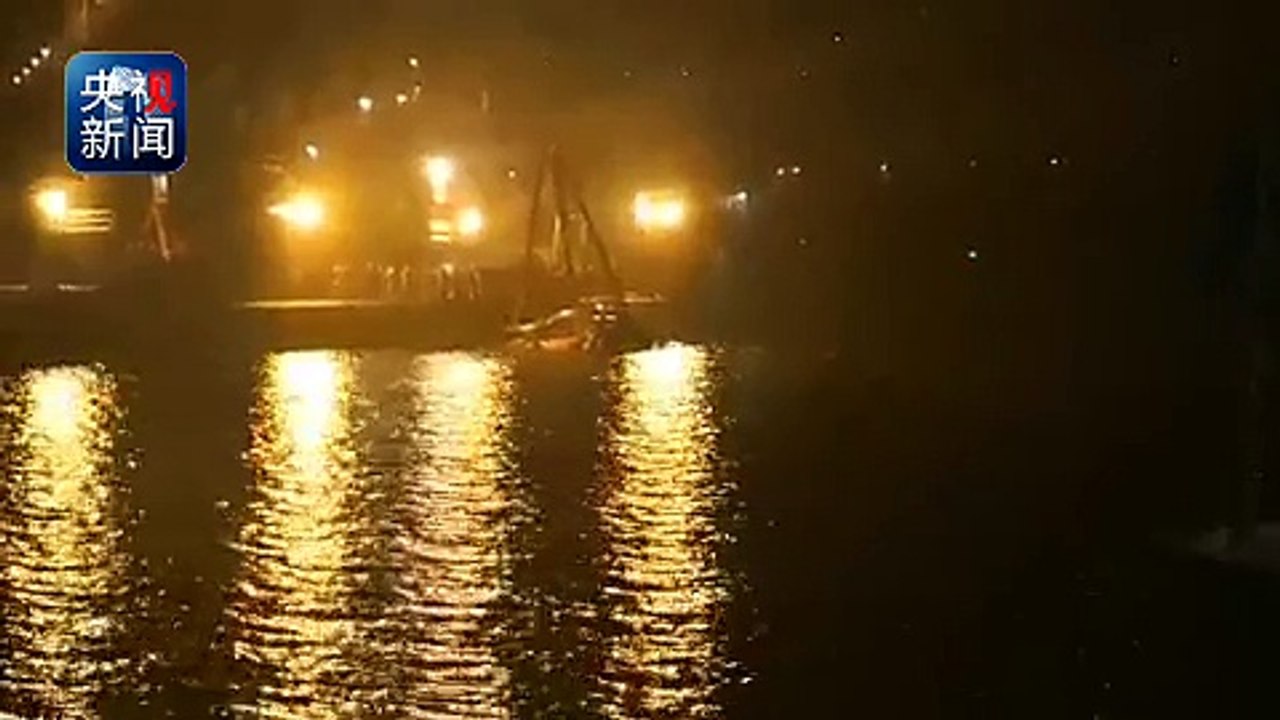 重庆坠江公交车被打捞出水面 现场鸣笛致哀