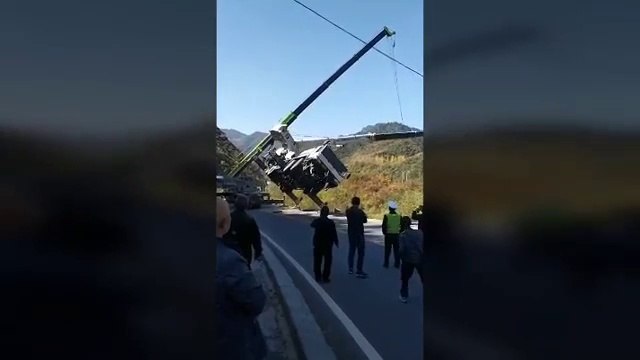 Un homme réussi à sauter d'une grue qui s'effondre... Miraculeux